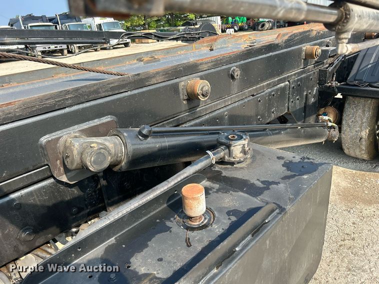 image for item DQ0874 1998 Mack RB690S  roll-off container truck