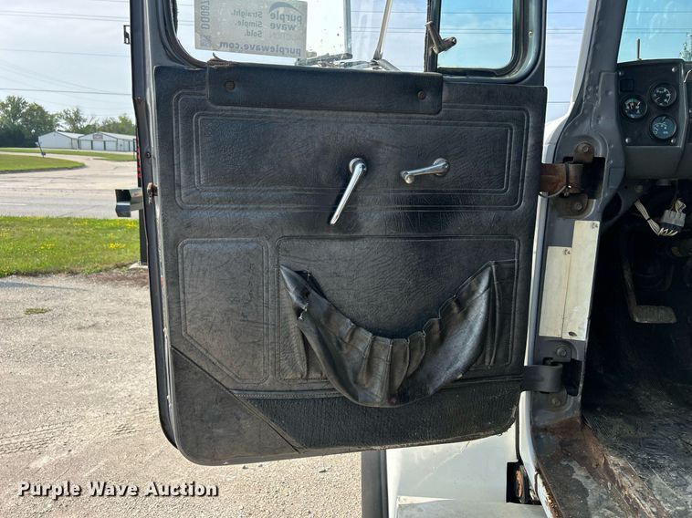 image for item DQ0874 1998 Mack RB690S  roll-off container truck