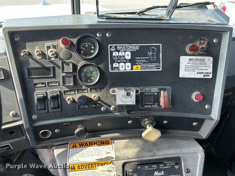 image for item DQ0874 1998 Mack RB690S  roll-off container truck