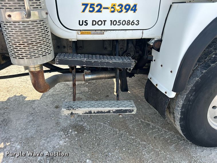 image for item DQ0874 1998 Mack RB690S  roll-off container truck