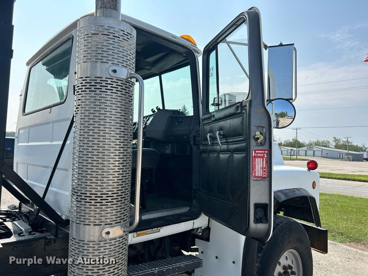 image for item DQ0874 1998 Mack RB690S  roll-off container truck