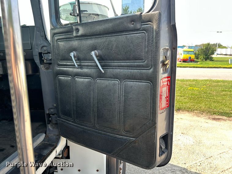 image for item DQ0874 1998 Mack RB690S  roll-off container truck