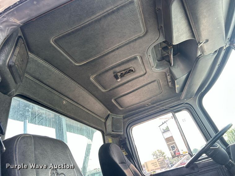 image for item DQ0874 1998 Mack RB690S  roll-off container truck