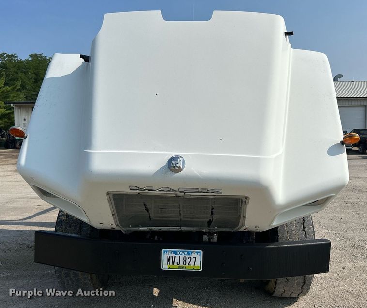 image for item DQ0874 1998 Mack RB690S  roll-off container truck