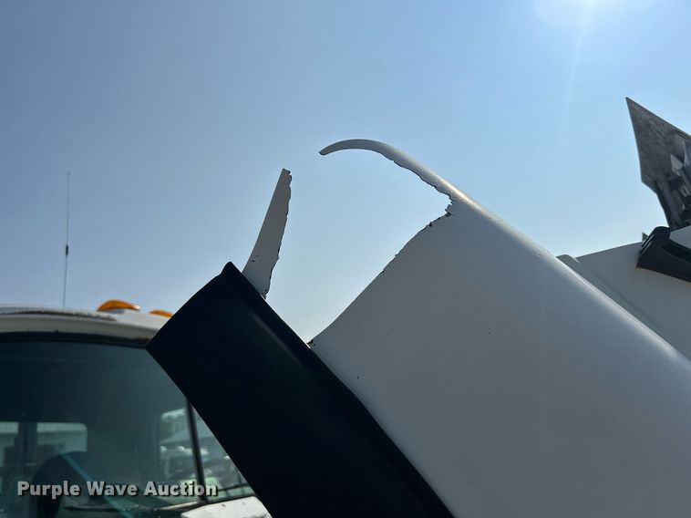 image for item DQ0874 1998 Mack RB690S  roll-off container truck