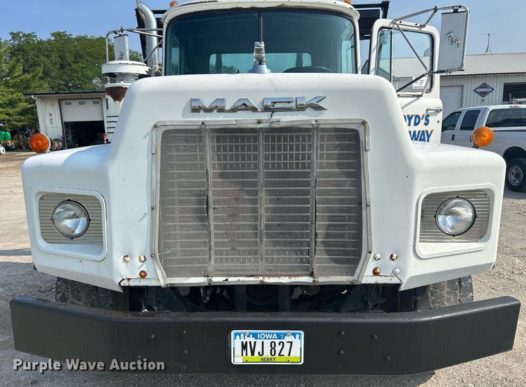 image for item DQ0874 1998 Mack RB690S  roll-off container truck