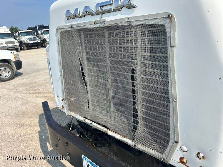 image for item DQ0874 1998 Mack RB690S  roll-off container truck