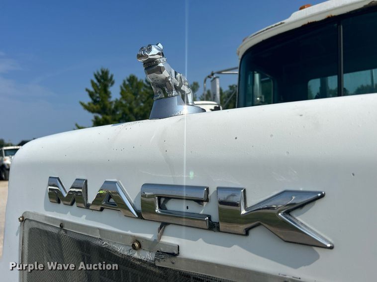 image for item DQ0874 1998 Mack RB690S  roll-off container truck