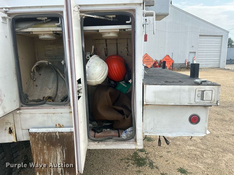 image for item DQ0875 1997 GMC C7500  bucket truck