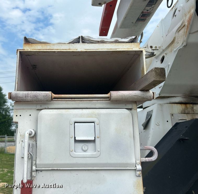 image for item DQ0875 1997 GMC C7500  bucket truck