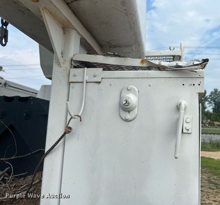 image for item DQ0875 1997 GMC C7500  bucket truck