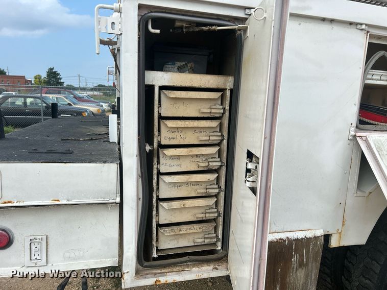 image for item DQ0875 1997 GMC C7500  bucket truck