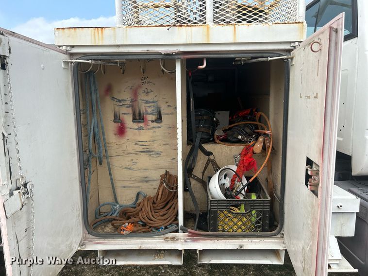 image for item DQ0875 1997 GMC C7500  bucket truck