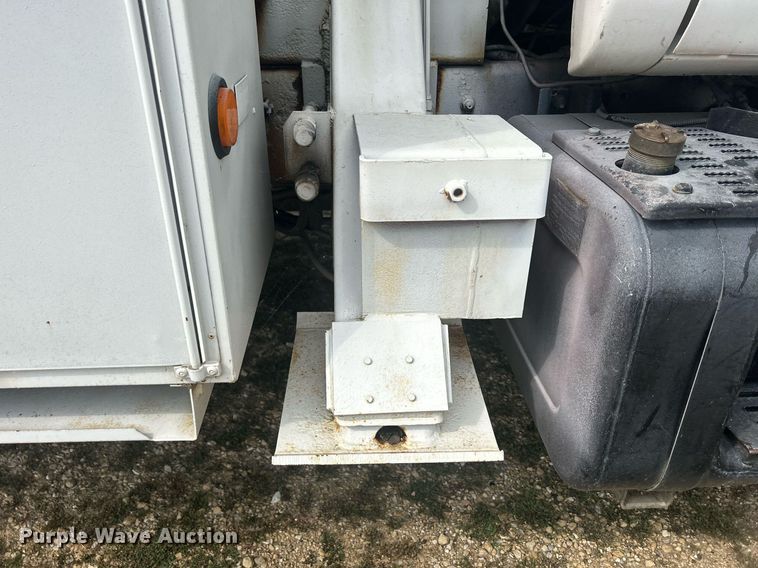 image for item DQ0875 1997 GMC C7500  bucket truck