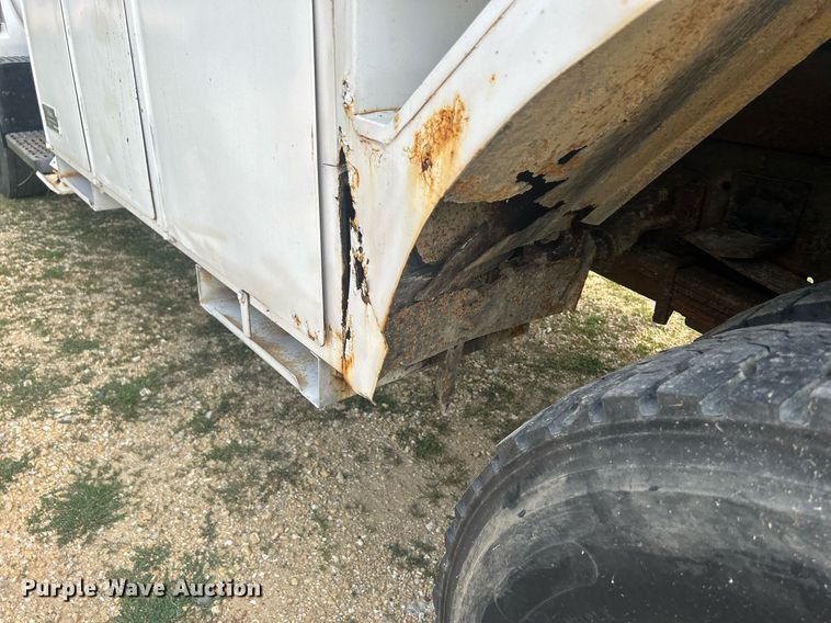 image for item DQ0875 1997 GMC C7500  bucket truck