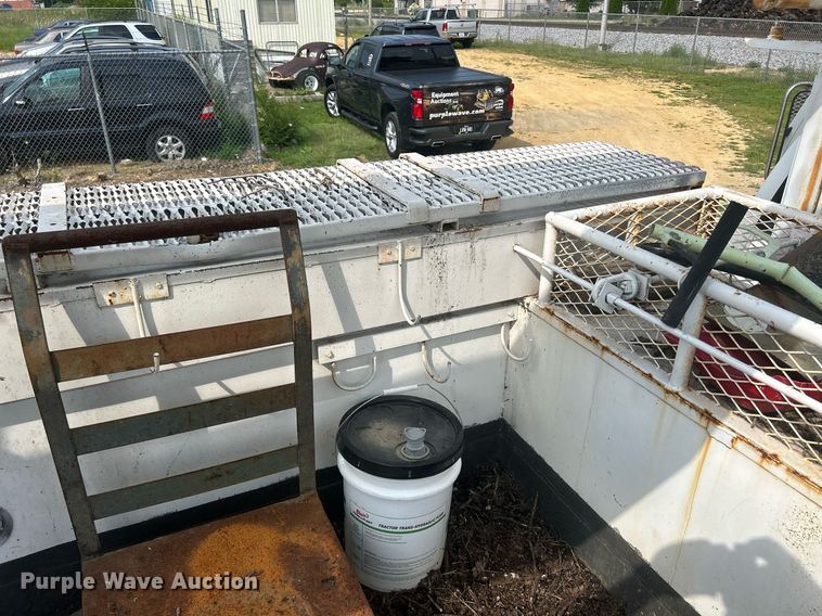 image for item DQ0875 1997 GMC C7500  bucket truck