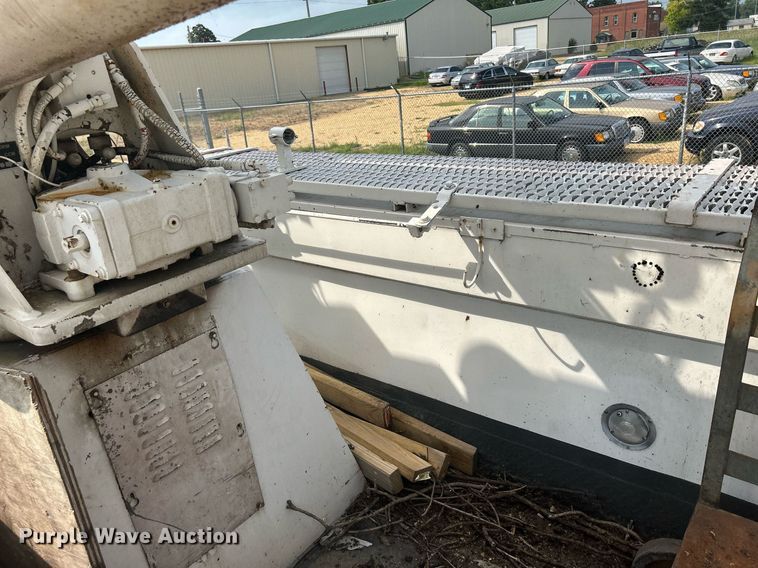 image for item DQ0875 1997 GMC C7500  bucket truck