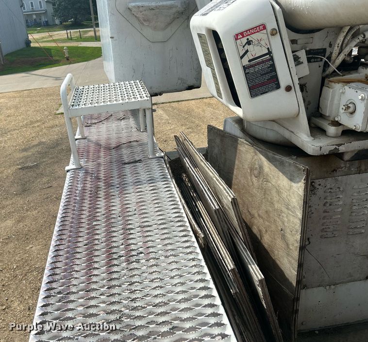 image for item DQ0875 1997 GMC C7500  bucket truck