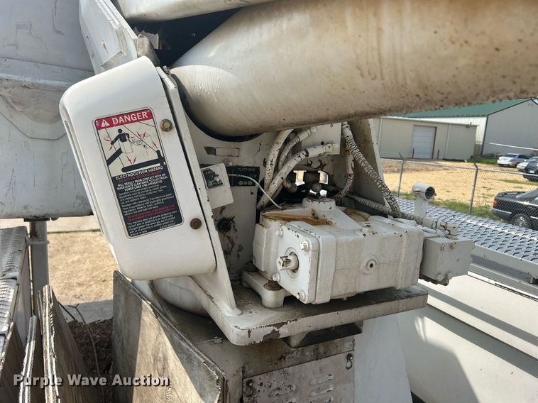 image for item DQ0875 1997 GMC C7500  bucket truck