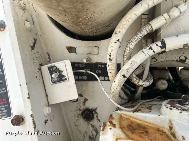 image for item DQ0875 1997 GMC C7500  bucket truck