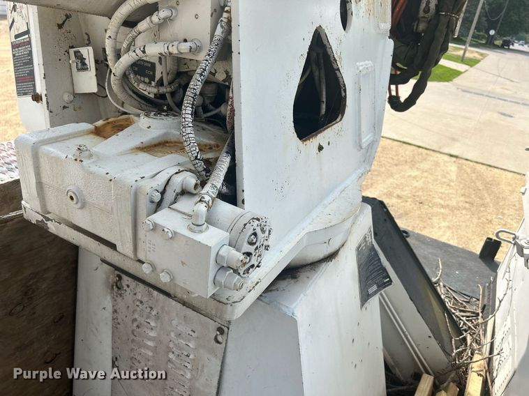 image for item DQ0875 1997 GMC C7500  bucket truck