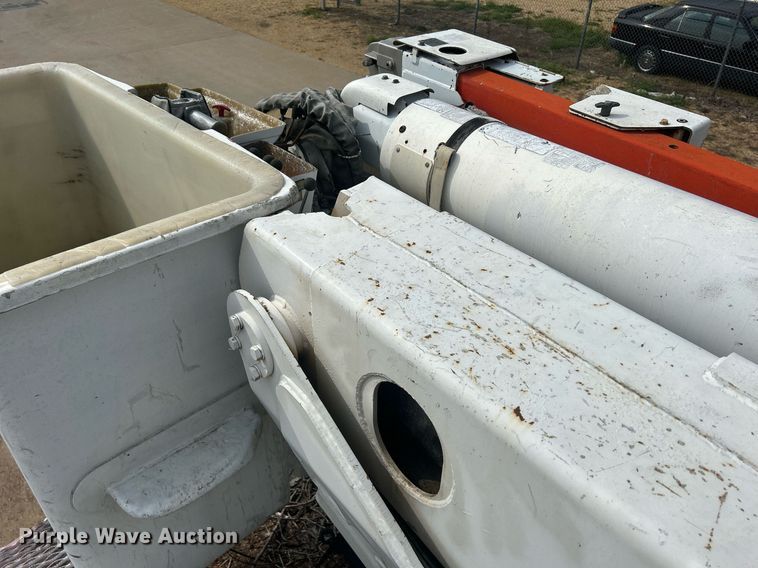 image for item DQ0875 1997 GMC C7500  bucket truck