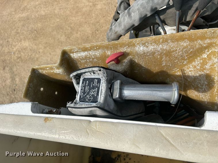 image for item DQ0875 1997 GMC C7500  bucket truck