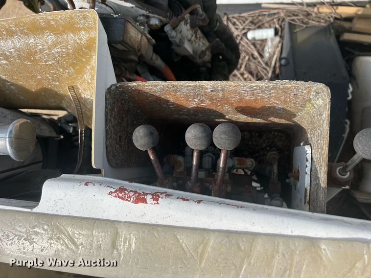 image for item DQ0875 1997 GMC C7500  bucket truck