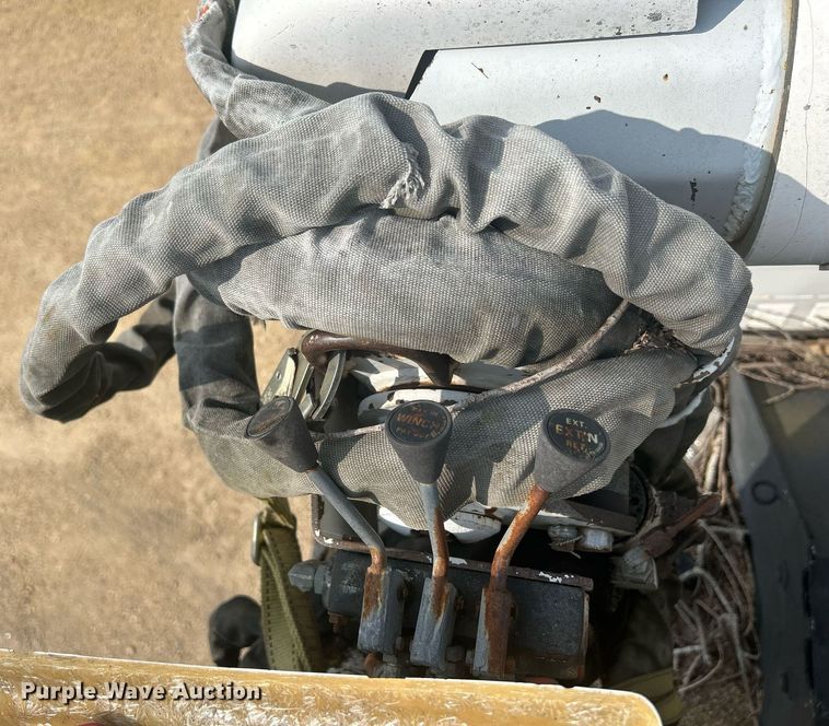 image for item DQ0875 1997 GMC C7500  bucket truck