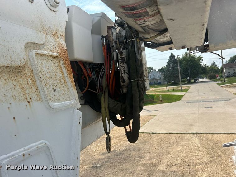 image for item DQ0875 1997 GMC C7500  bucket truck