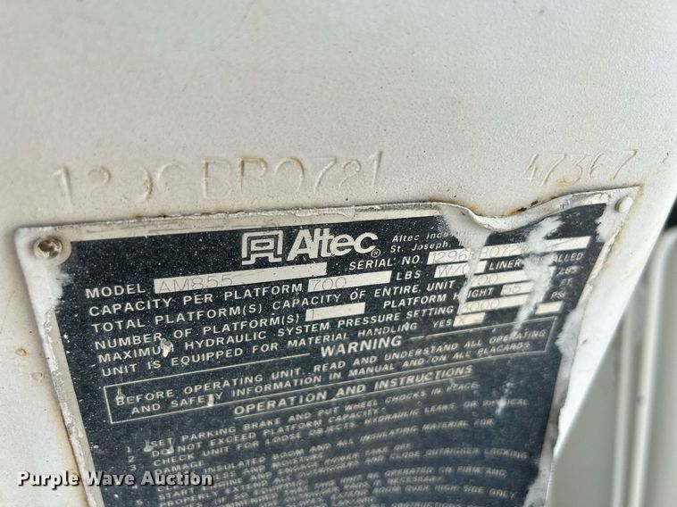 image for item DQ0875 1997 GMC C7500  bucket truck