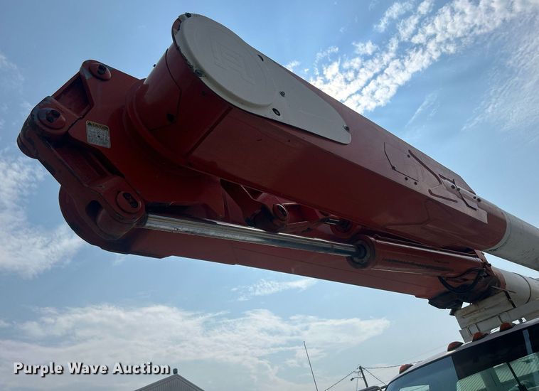 image for item DQ0875 1997 GMC C7500  bucket truck