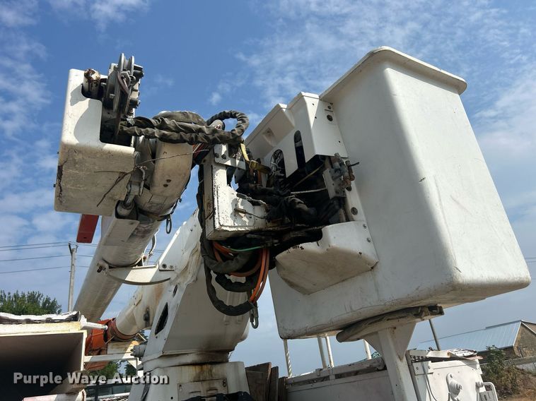 image for item DQ0875 1997 GMC C7500  bucket truck