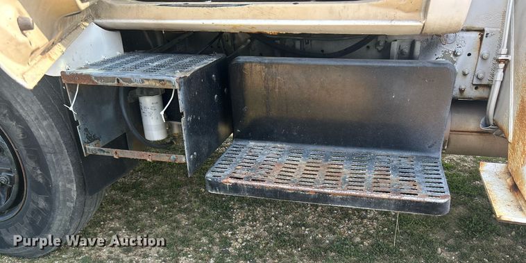 image for item DQ0875 1997 GMC C7500  bucket truck