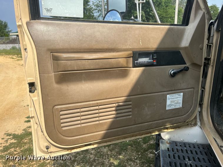 image for item DQ0875 1997 GMC C7500  bucket truck