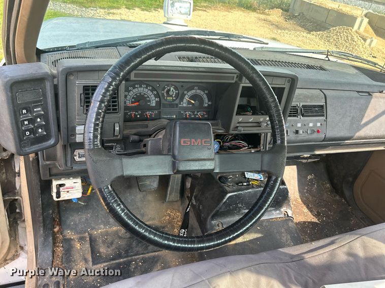 image for item DQ0875 1997 GMC C7500  bucket truck