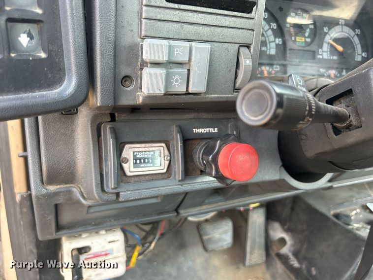 image for item DQ0875 1997 GMC C7500  bucket truck