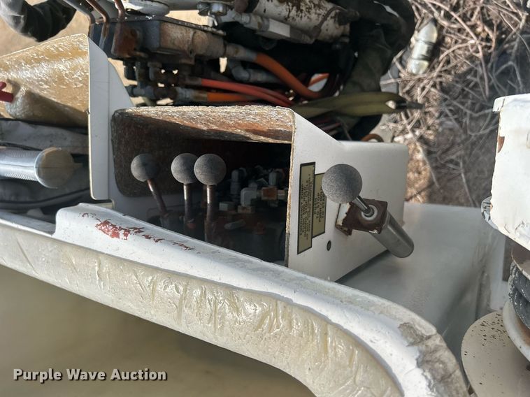 image for item DQ0875 1997 GMC C7500  bucket truck