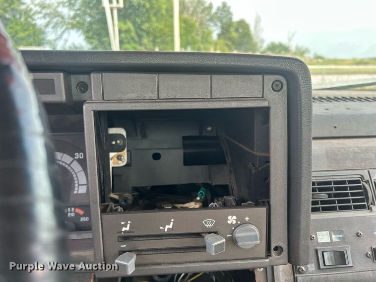 image for item DQ0875 1997 GMC C7500  bucket truck