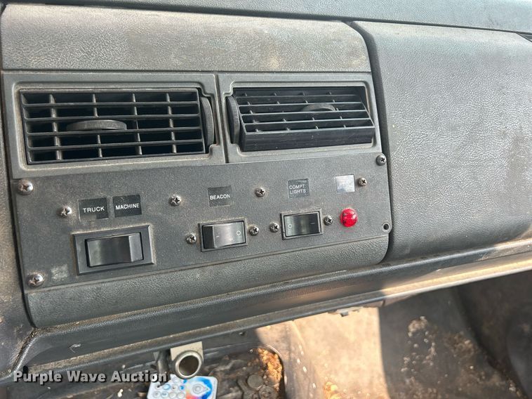 image for item DQ0875 1997 GMC C7500  bucket truck