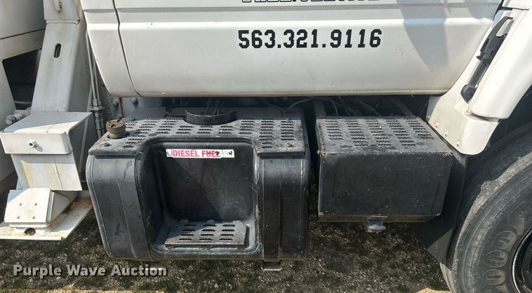 image for item DQ0875 1997 GMC C7500  bucket truck