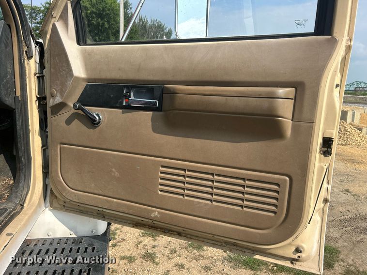 image for item DQ0875 1997 GMC C7500  bucket truck