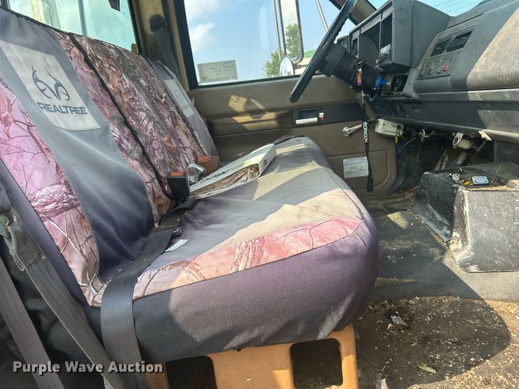 image for item DQ0875 1997 GMC C7500  bucket truck