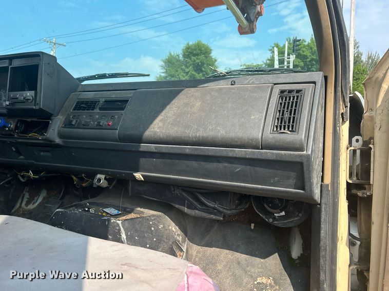 image for item DQ0875 1997 GMC C7500  bucket truck