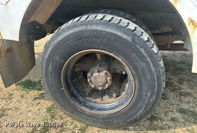 image for item DQ0875 1997 GMC C7500  bucket truck