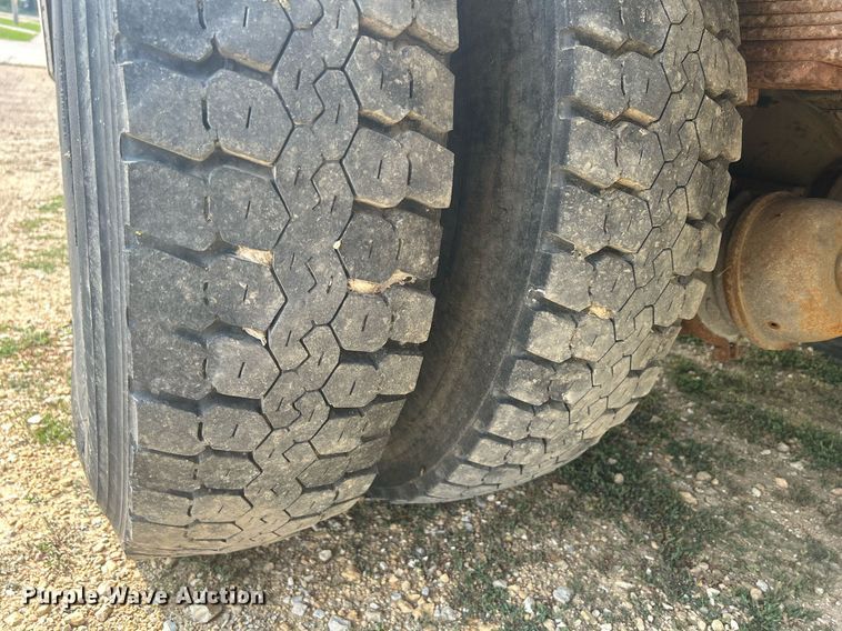 image for item DQ0875 1997 GMC C7500  bucket truck