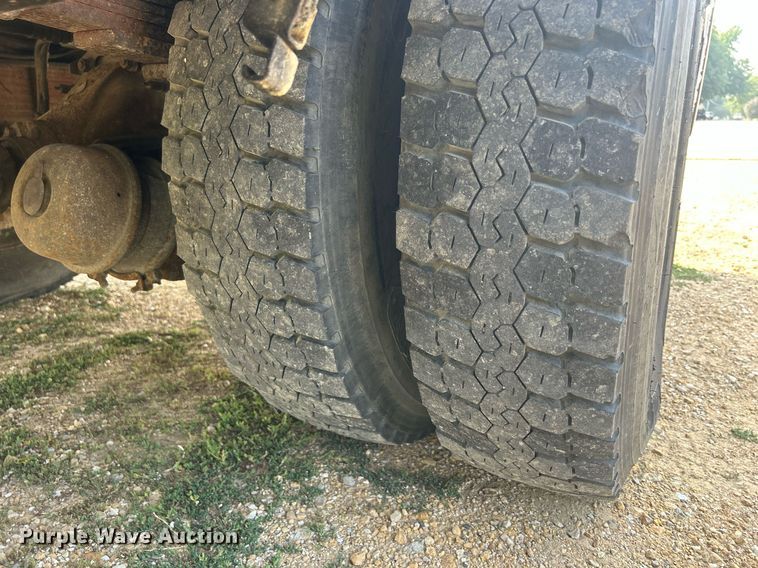 image for item DQ0875 1997 GMC C7500  bucket truck