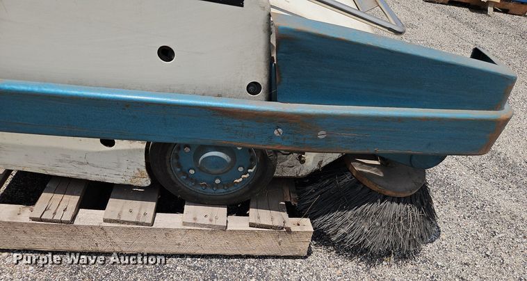 image for item DQ1813 Tennant 42E-HD  sweeper
