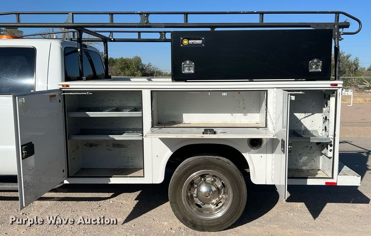 image for item DQ2126 2000 Ford F450 Super Duty XLT  utility / service truck