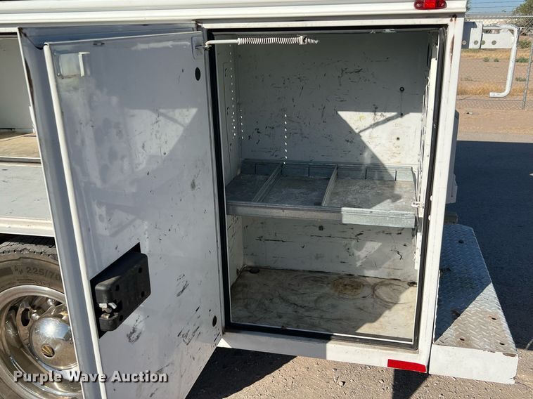 image for item DQ2126 2000 Ford F450 Super Duty XLT  utility / service truck